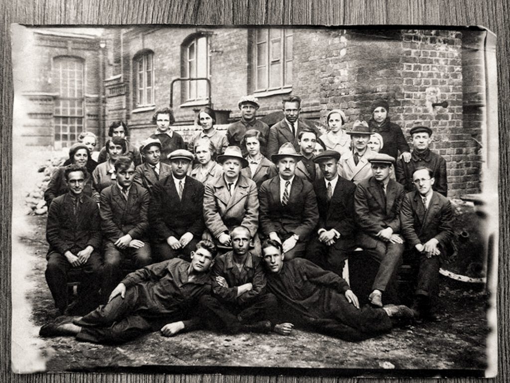 В. П. Ильинский с сотрудниками во дворе Соляной лаборатории. 30-е годы